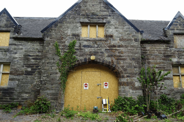 The front of the old stables / Hen Stablau