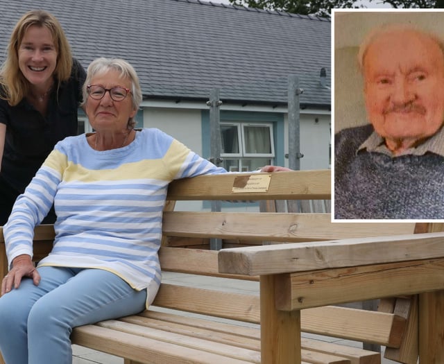 Blaenau fundraiser donates bench in memory of dad