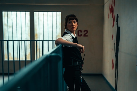 Bu cyfresi drama newydd Bariau, Anfamol a Pren ar y Bryn yn cipio cryn sylw a gwerthfawrogiad gan ddilynwyr S4C