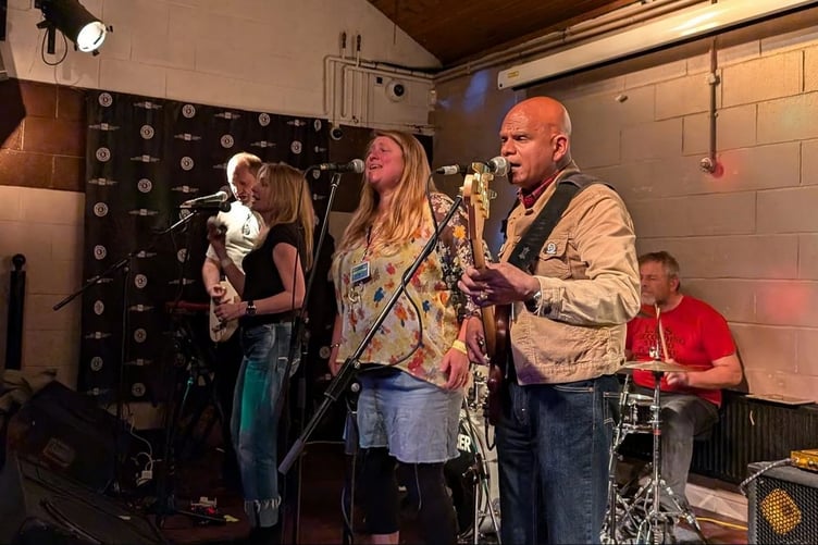 Dim Disgo Heno yn yr aduniad