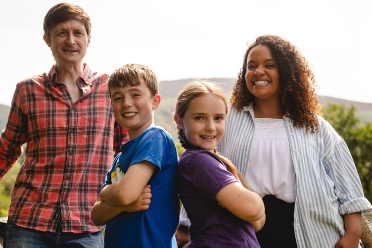 Aled Pugh a Lily Beau sy'n chwarae rhan y rhieni gyda Magi John Jones a Brychan Aled Llewelyn yn portreadu Deian a Loli