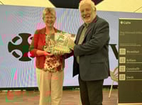 Lansio llyfrynnau am safleoedd Cadw i helpu dysgwyr Cymraeg