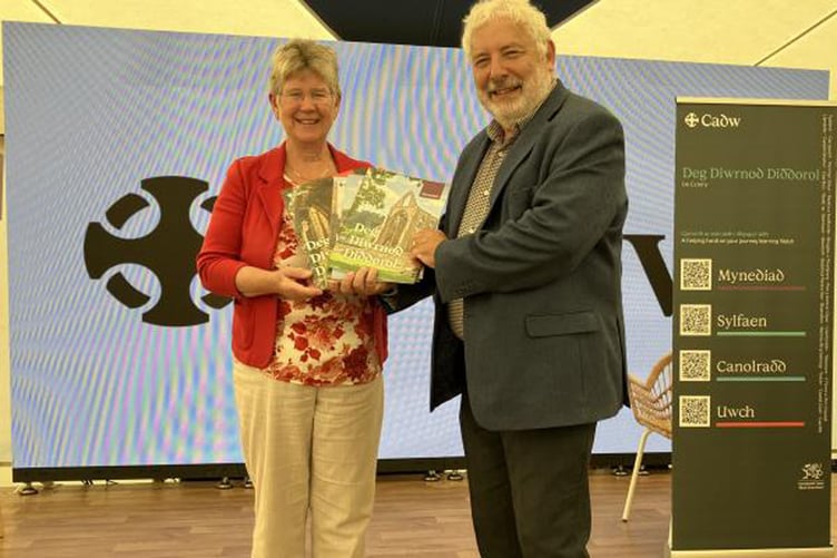 Jane Hutt gyda pennaeth Cadw Gwilym Hughes