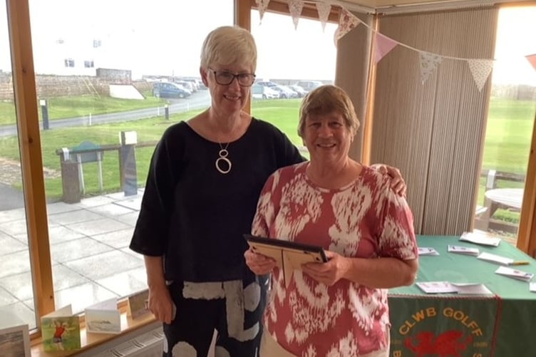 Captain Catrin Pugh Jones presenting Kathy Price the winning prize on Captain's Day