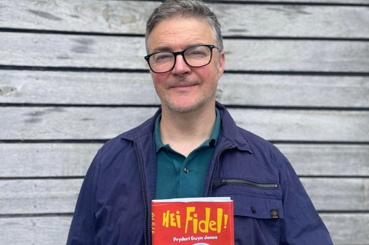 Pryderi Gwyn Jones gyda'i nofel gyntaf i oedolion