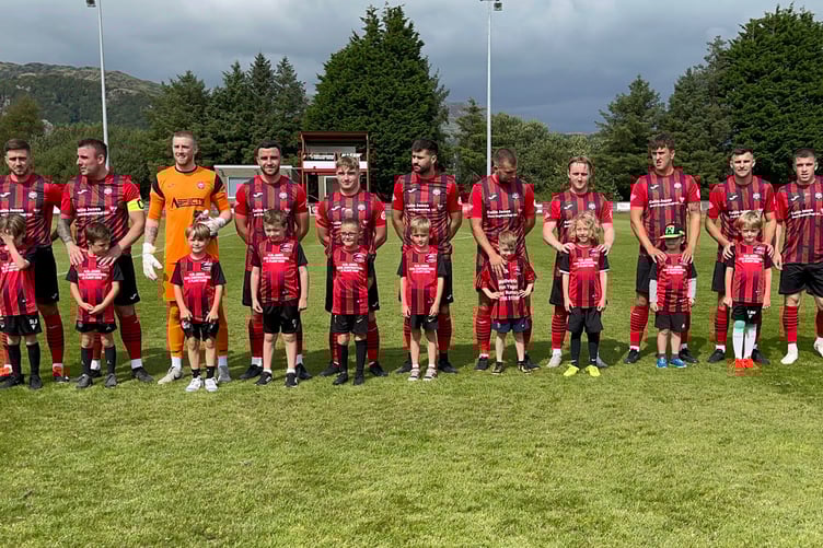 Porthmadog Under 8s with the first team before kick off against NFA