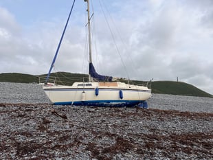 Yacht left marooned on Tanybwlch beach