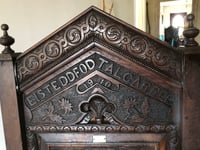Darganfod cadair Eisteddfod mewn ysgubor