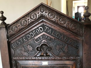 Darganfod cadair Eisteddfod mewn ysgubor