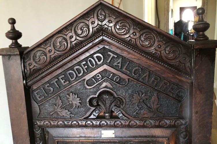 Darganfuwyd y gadair mewn ysgubor yng nghefn gwlad Corc