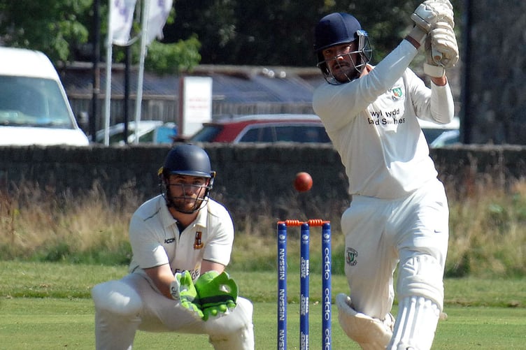 Lafras Van Vuuren on his way to 74