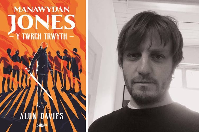 Mae'r awdur Alun Davies wedi cyhoeddi ail nofel yn dilyn hynt a helyntion y cymeriad mud, Manawydan