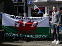 Cymru manager Craig Bellamy visits Machynlleth to honour Owain Glyndŵr