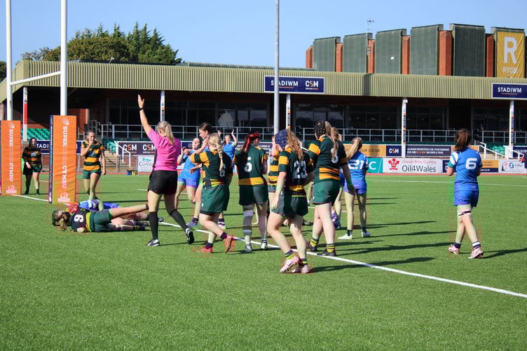 Grŵp Llandrillo Menai score a try