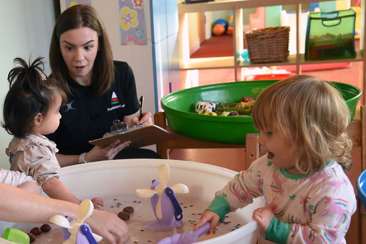 Prentis blynyddoedd cynnar a gofal plant wrth ei gwaith