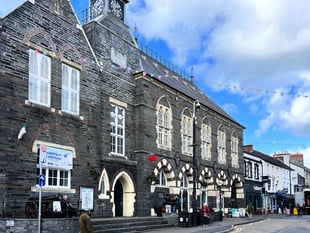 New flagpoles for Cardigan approved
