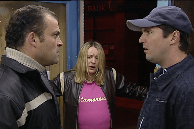 Teulu'r Monks yn cyrraedd yn 2002