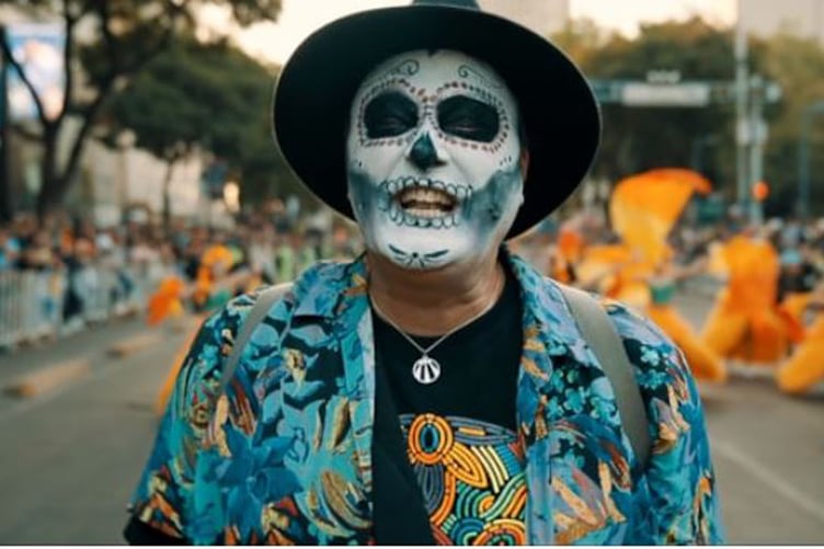 Mae Kristoffer Hughes yn gyfforddus yn trin a thrafod marwolaeth