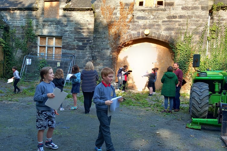 Ysgol Gynradd Bro Hyddgen year five pupils visiting Hen Stablau