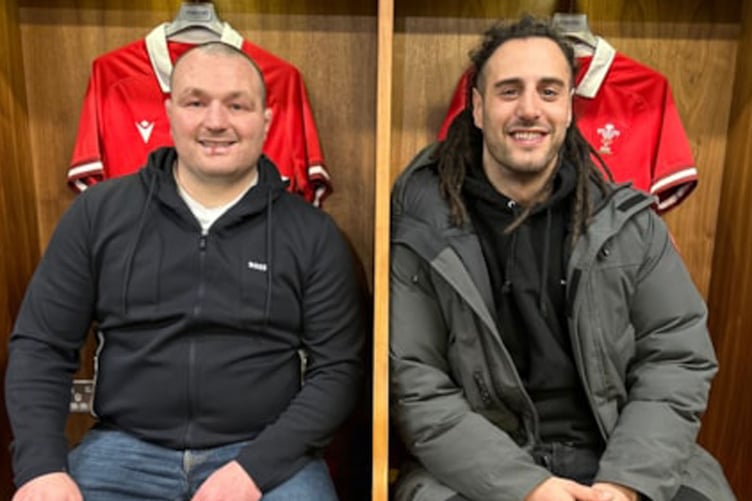 Josh Navidi (dde) gyda Ken Owens