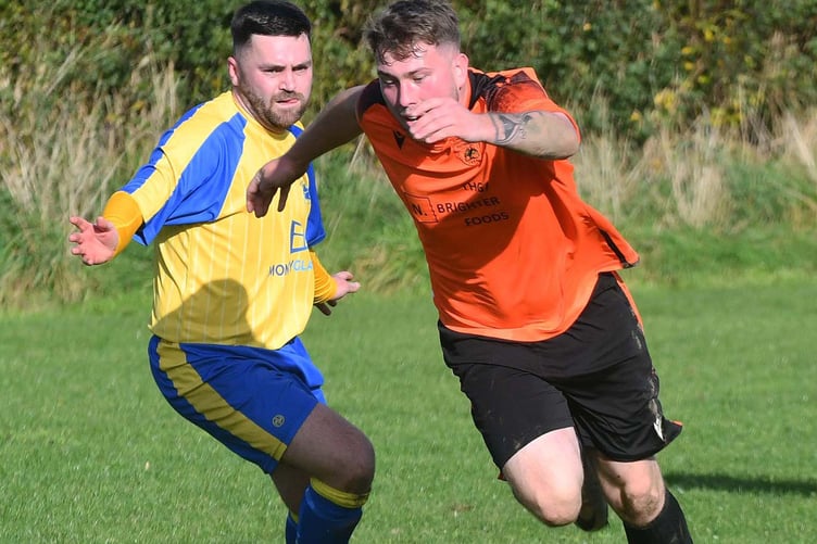 Tywyn's Aled Jones powers forward (Photo: Doris O'Keefe)