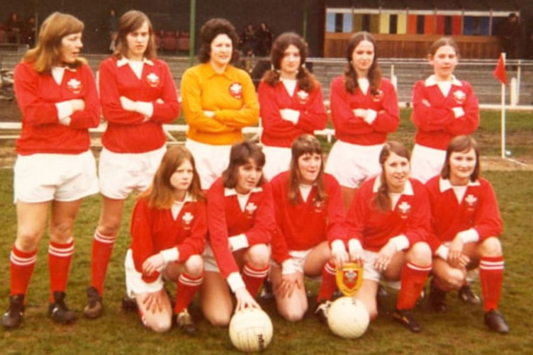 Cafodd menywod Cymru eu gwahardd rhag chware pêl-droed am dros hanner canrif