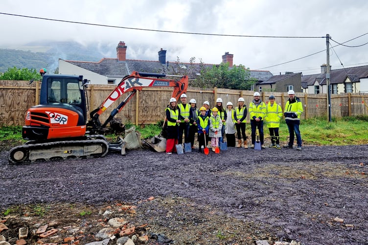 Representatives from Gwynedd Council, OBR Construction, Saer Architects, and pupils from Ysgol Dolbadarn