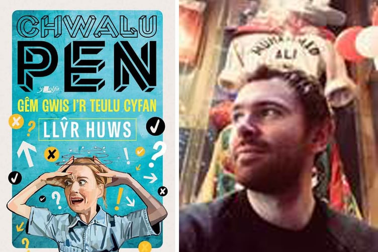 Llŷr Huws yw cynhyrchydd a chreawdwr y gyfres Chwalu Pen sydd wedi cael ei addasu'n lyfr a fyddai'n anrhreg perffaith i lenwi bob hosan ’Dolig