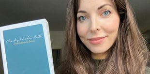 Lansio cyfrol a gafodd ganmoliaeth gan feirniaid y Fedal Ryddiaith