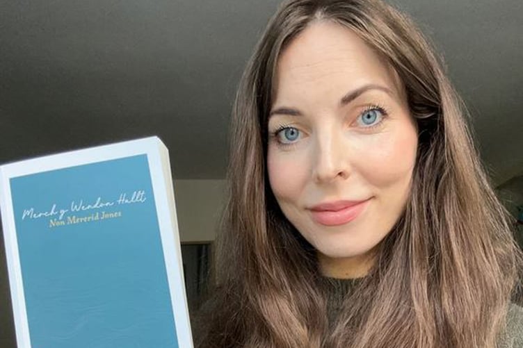 Non Mererid Jones a'i llyfr Merch y Wendon Hallt