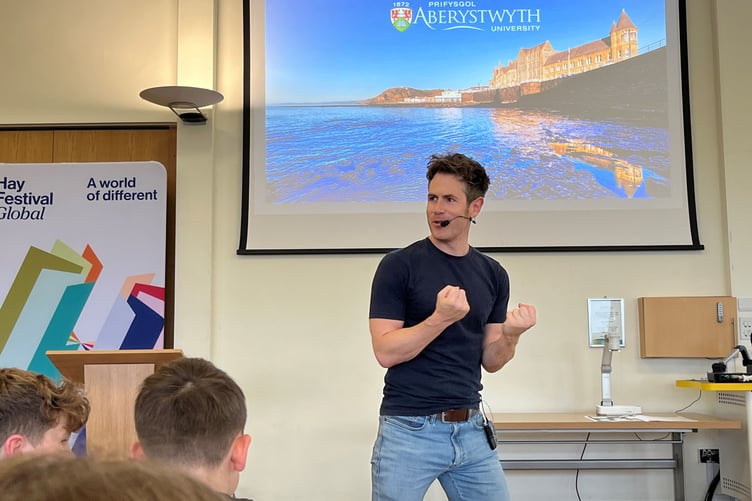 Eurig Salisbury yn cynnal sesiwn ysgreifennu creadigol
ar gyfer Sgriblwyr Cymraeg Gŵyl y Gelli ym Mhrifysgol Aberystwyth, 6 Tachwedd 2024