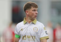 Caernarfon's Darren Thomas extends contract