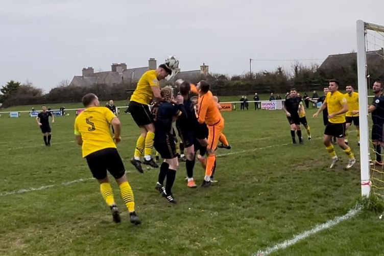 Porthmadog go close against Trearddur Bay (Photo: TeleduPort)