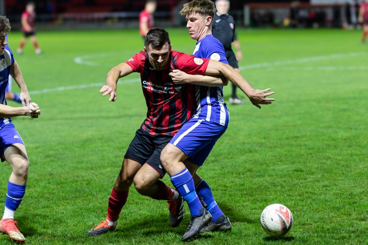 A midfield tussle at the Traeth on Friday evening (Photo: Jeff Guile)