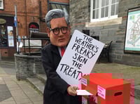 Uncanny Keir visits Cardigan campaigning to stop new fossil fuels
