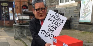 Uncanny Keir visits Cardigan campaigning to stop new fossil fuels