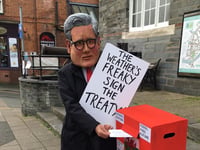 Uncanny Keir visits Cardigan campaigning to stop new fossil fuels