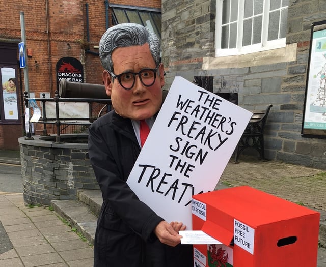 Uncanny Keir visits Cardigan campaigning to stop new fossil fuels