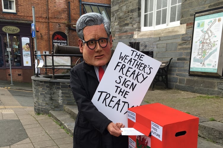 An uncanny Kier Starmer posting a letter to Senedd calling for support in the international Fossil Fuel Treaty