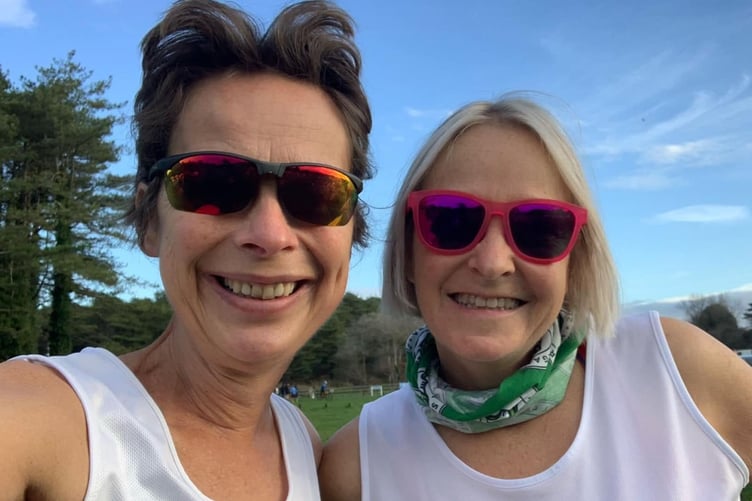 Jane Holmes a Kerri Itwin Hall yn MT 10 Pembrey.