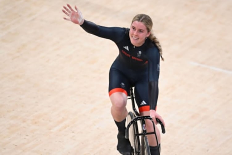 Mae Emma Finucane yn enedigol o Gaerfyrddin ac yn prysur gwneud enw mawr i'w hun ym myd seiclo trac ym Mhrydain