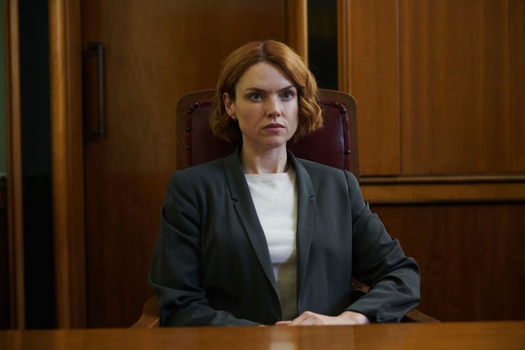Erin Richards fel Claire Lewis Jones
