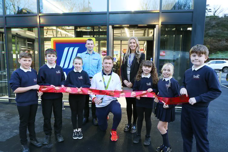 ALDI PWLLHELI Grand Opening â Thursday 28th November 2024

Ysgol Abererch pupils helped by Aldi Pwllheli store manager Kel Hughes, regional manager Lauren Williamson and Team GB athlete Sam Cross cut the ribbon to open the new store