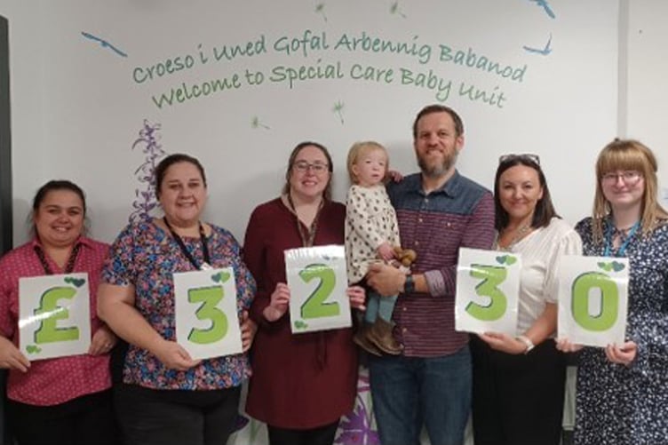 Angharad Janes, Angharad Smiriglia, Jo Honey, Dave Owen a'i ferch, Erin Owen, Kelly Brown and Catrin Davies