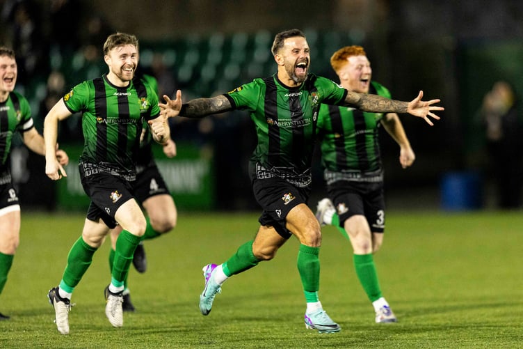 ABERYSTWYTH, WALES - 30TH NOVEMBER 2024: 
Aberystwyth Town celebrate winning the penalty shootout.
Aberystwyth Town v Cardiff City in the Nathaniel MG Cup Semi Final at Park Avenue on the 30th November 2024. (Pic by Lewis Mitchell/FAW)