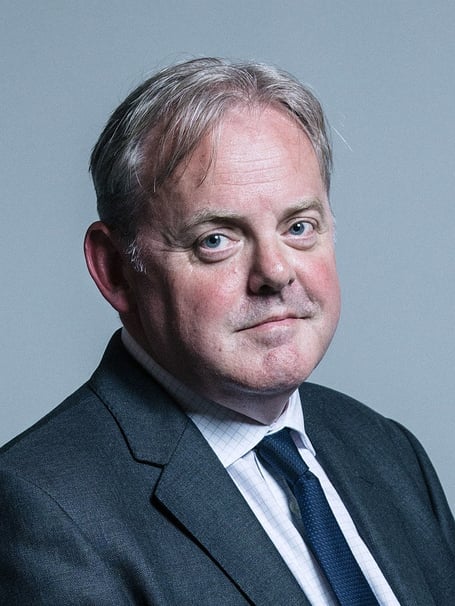 Cadeirydd dros dro Guto Bebb