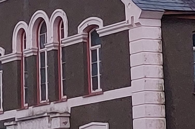 Facebook group Love Tywyn urged people on Sunday to “be careful in the High Street as slates are coming off this building on both sides”