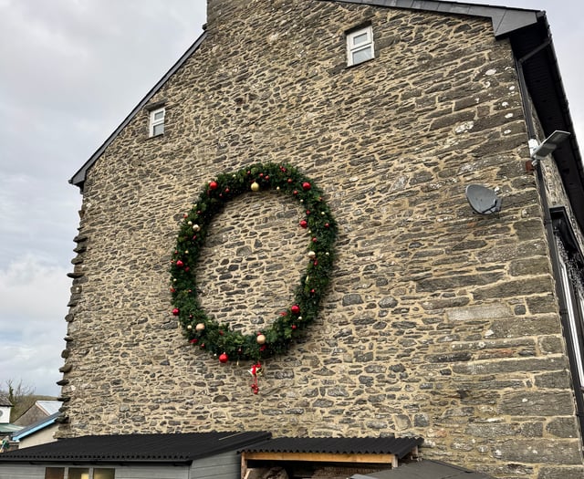 Pontrhydfendigaid woman decorates side of house with 12ft wreath