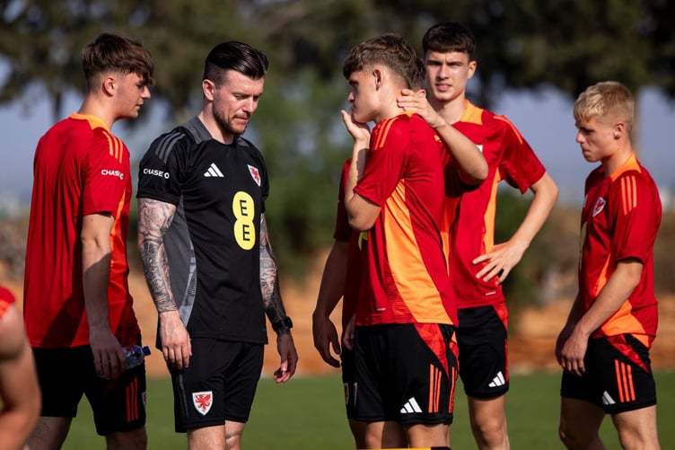 Sam working with Cymru under-17s
