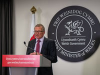 Man who led Wales' Covid response to step down 